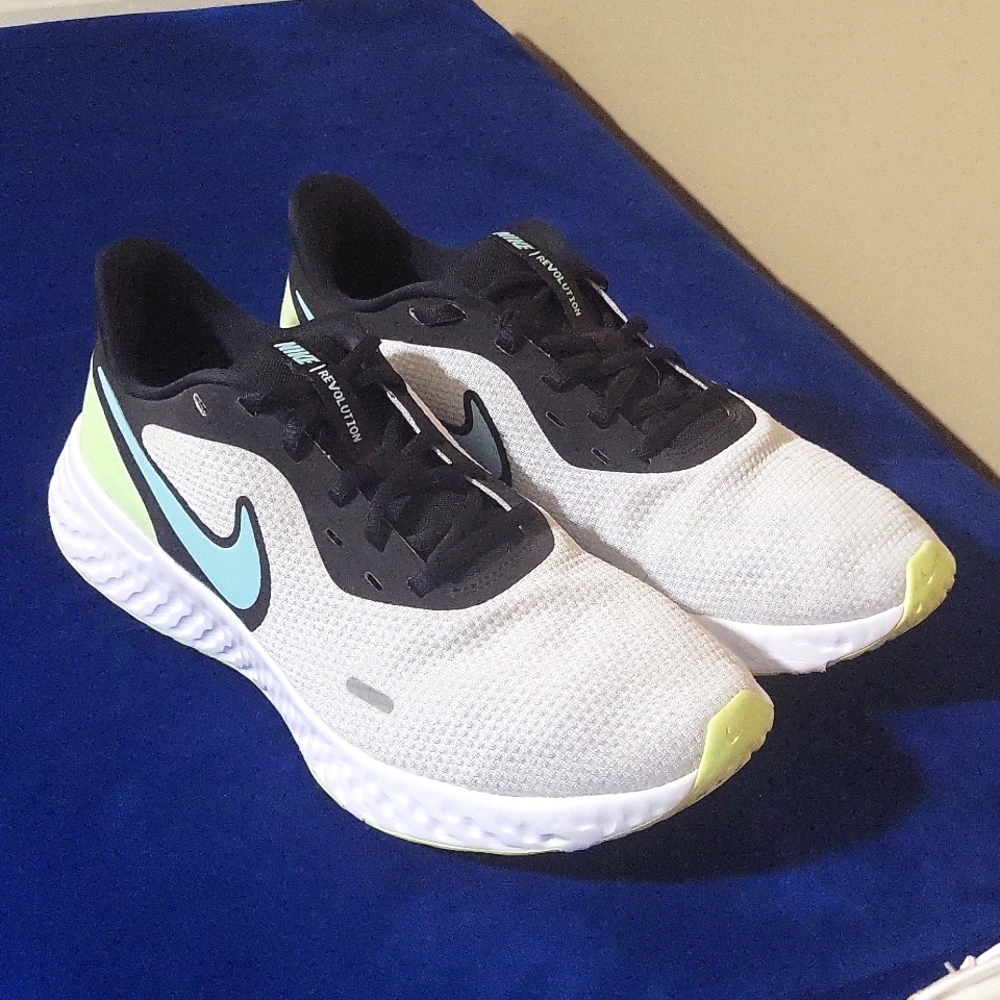 Wmns Revolution 5 'Pure Platinum Volt'